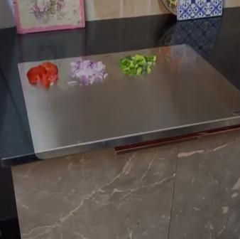 Built-in juice groove on stainless steel chopping board prevents spills